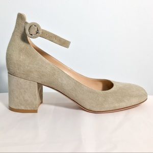 Gianvito Rossi Greta mid suede pumps. Beige. Size 40.